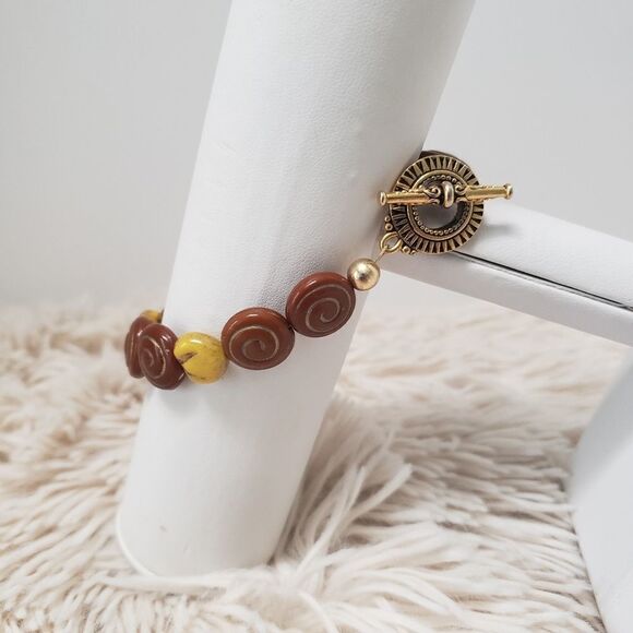 𝅺wooden carved swirl bracelet with toggle clasp - Picture 13 of 14